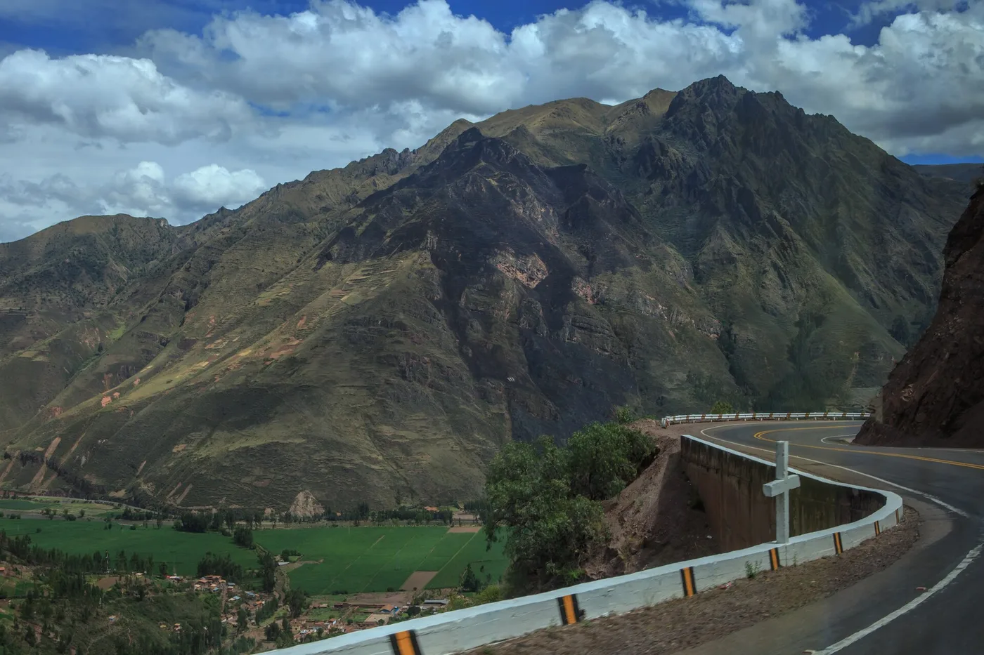 Pyhä laakso Cuscon ja Ollantaytambon välillä