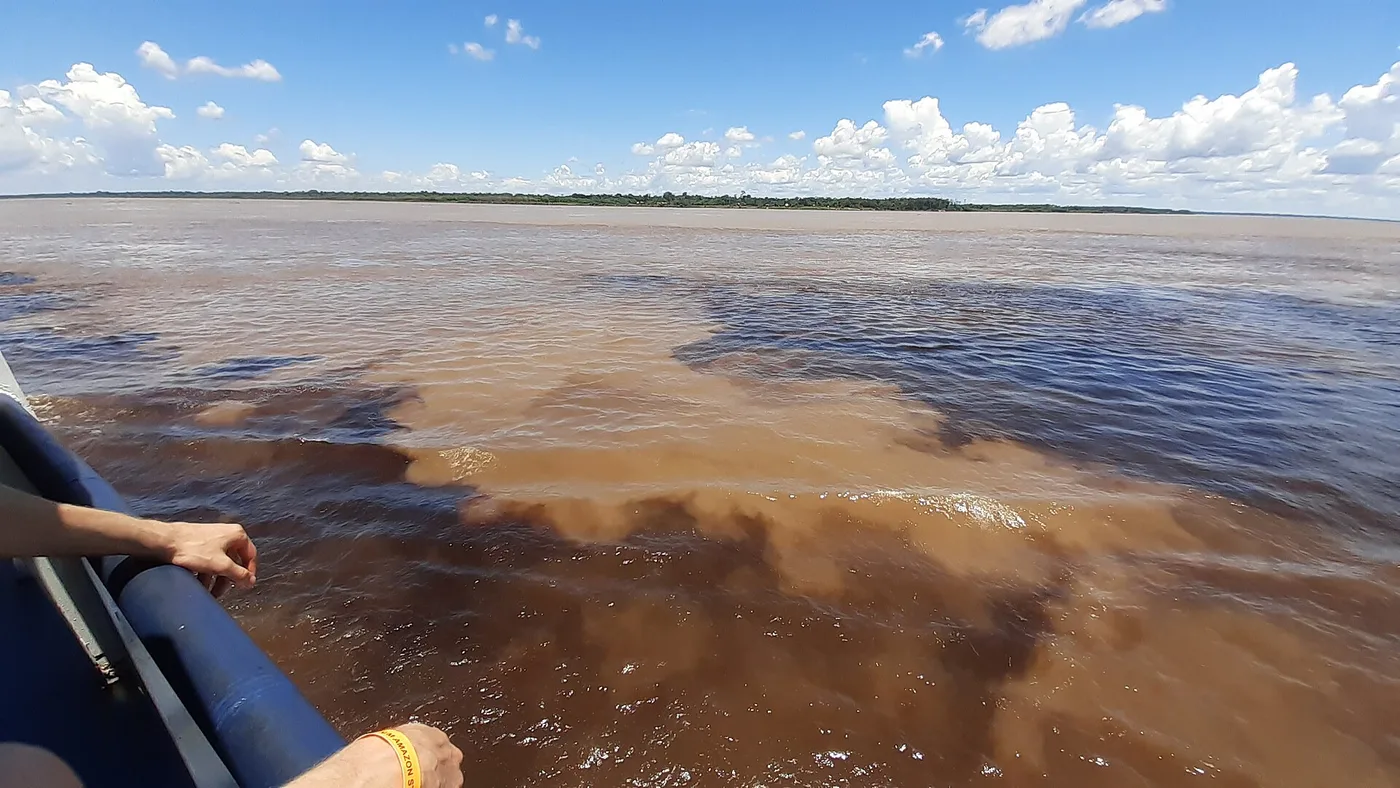 Vesien kohtaaminen — Rio Negro ja Solimões