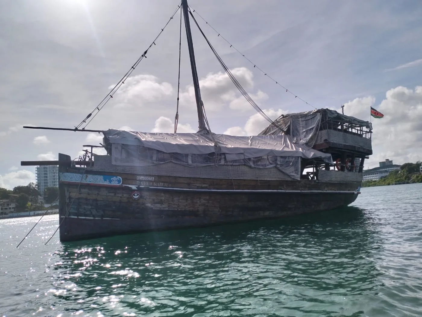 Dhow-purjelaiva satamassa