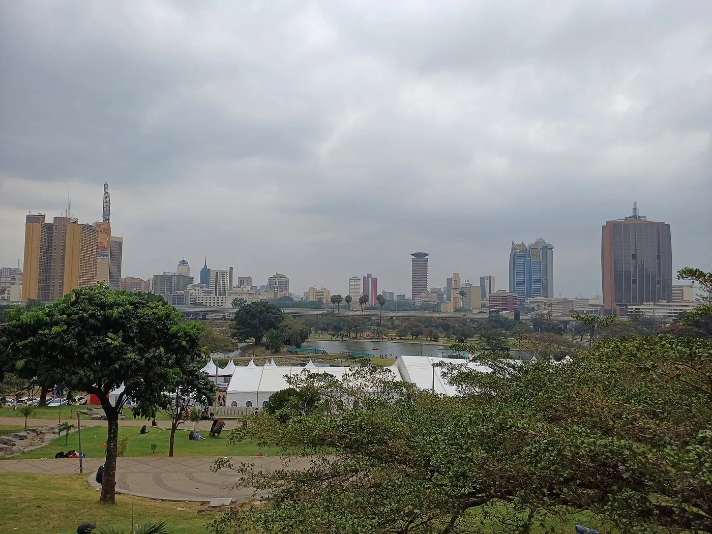 Nairobin skyline Uhuru-puistosta