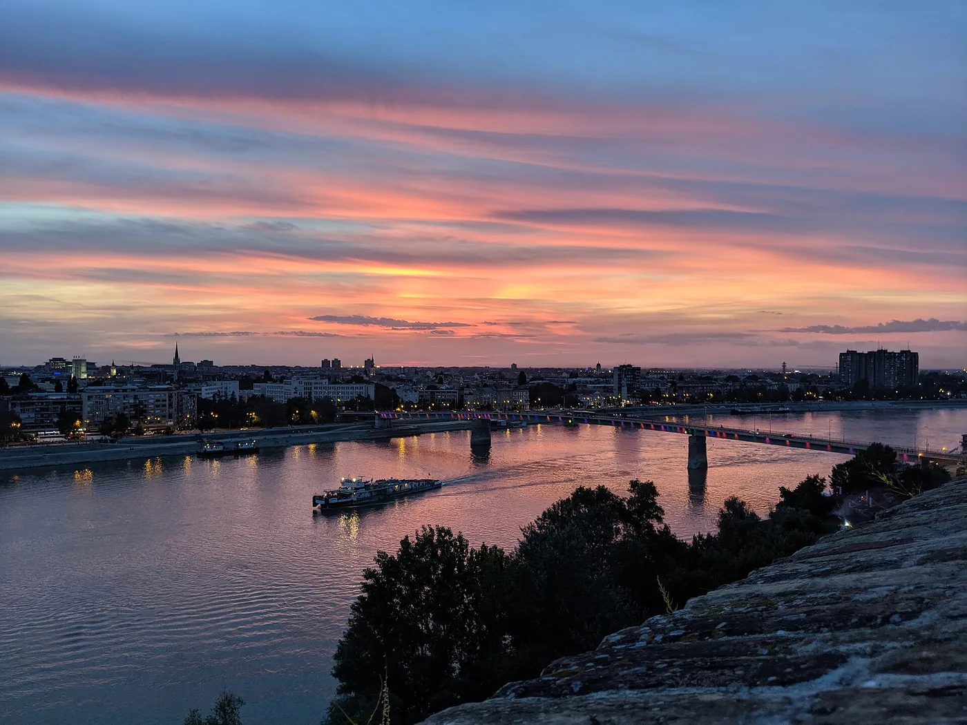 Auringonlasku kaupungin ja Tonavan ylle valleilta