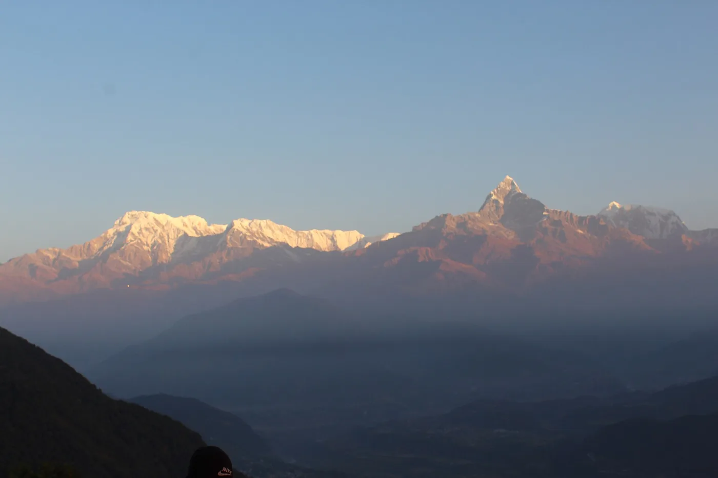 Auringonnousu kultaa Annapurnan jonon