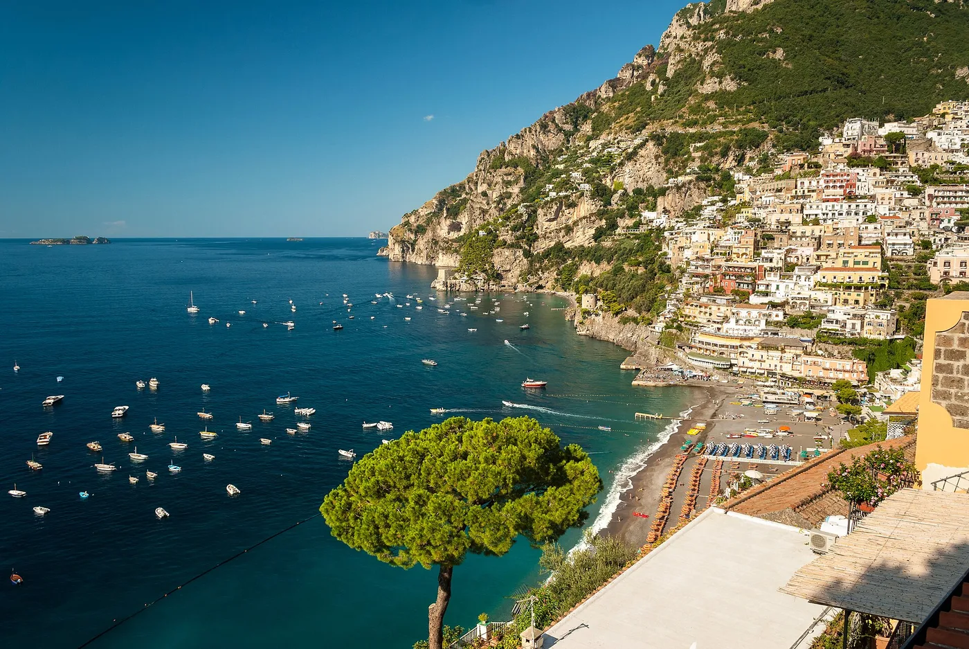 Positano ja veneet ylhäältä nähtynä
