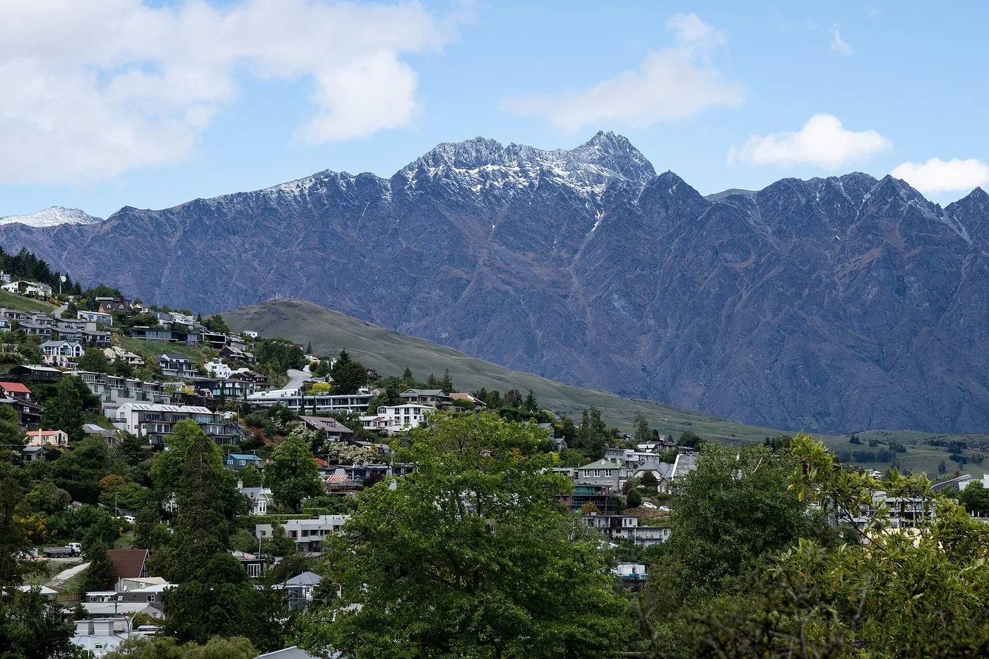 Remarkables-vuoristo kaupungin yllä