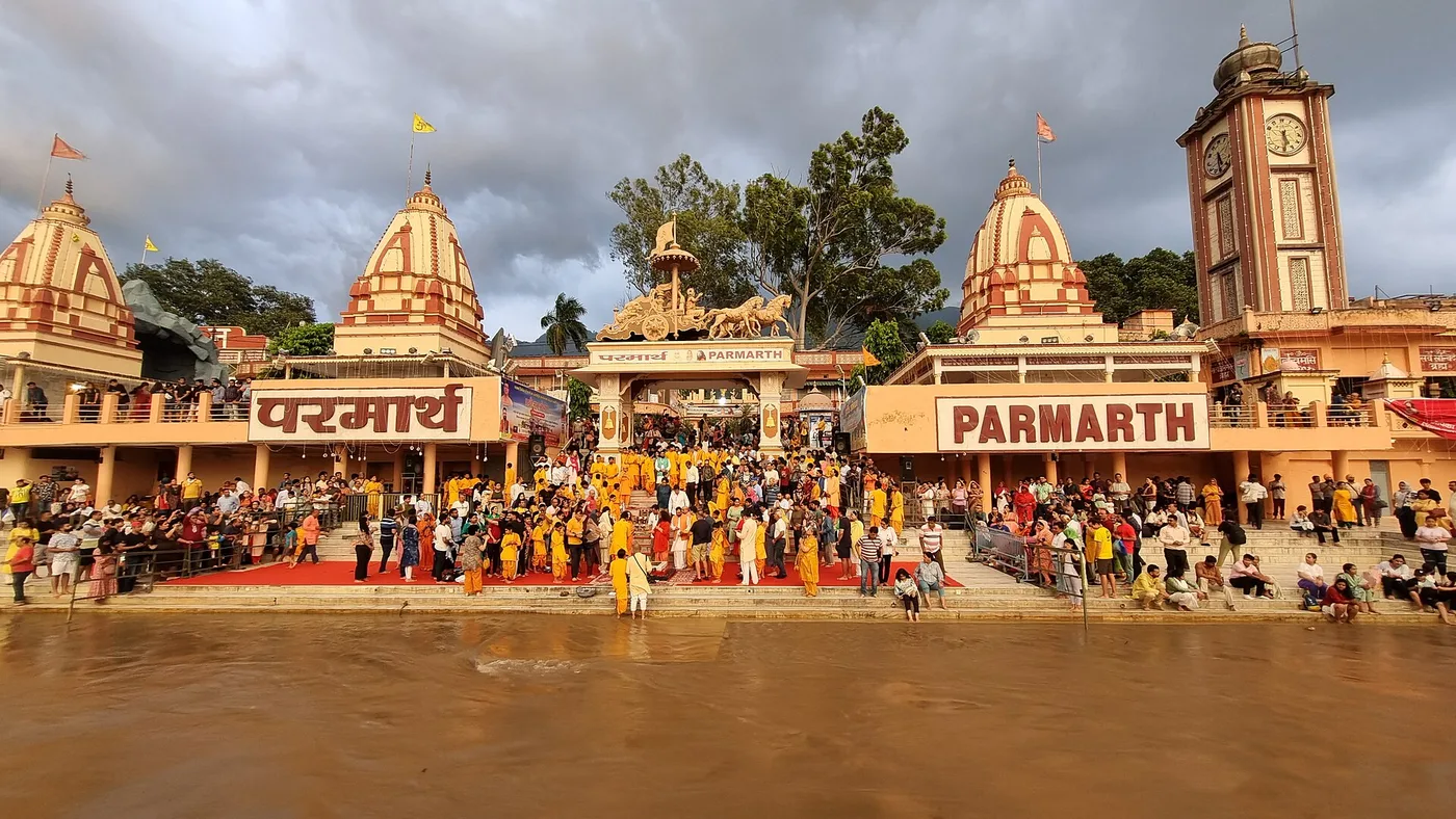 Parmarth Niketanin ghat Gangesin rannalla