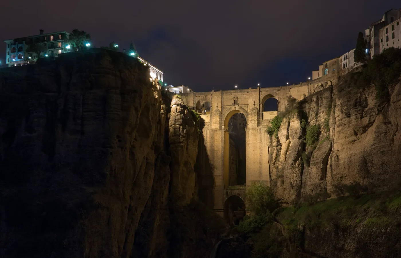 Puente Nuevo yövalaistuksessa