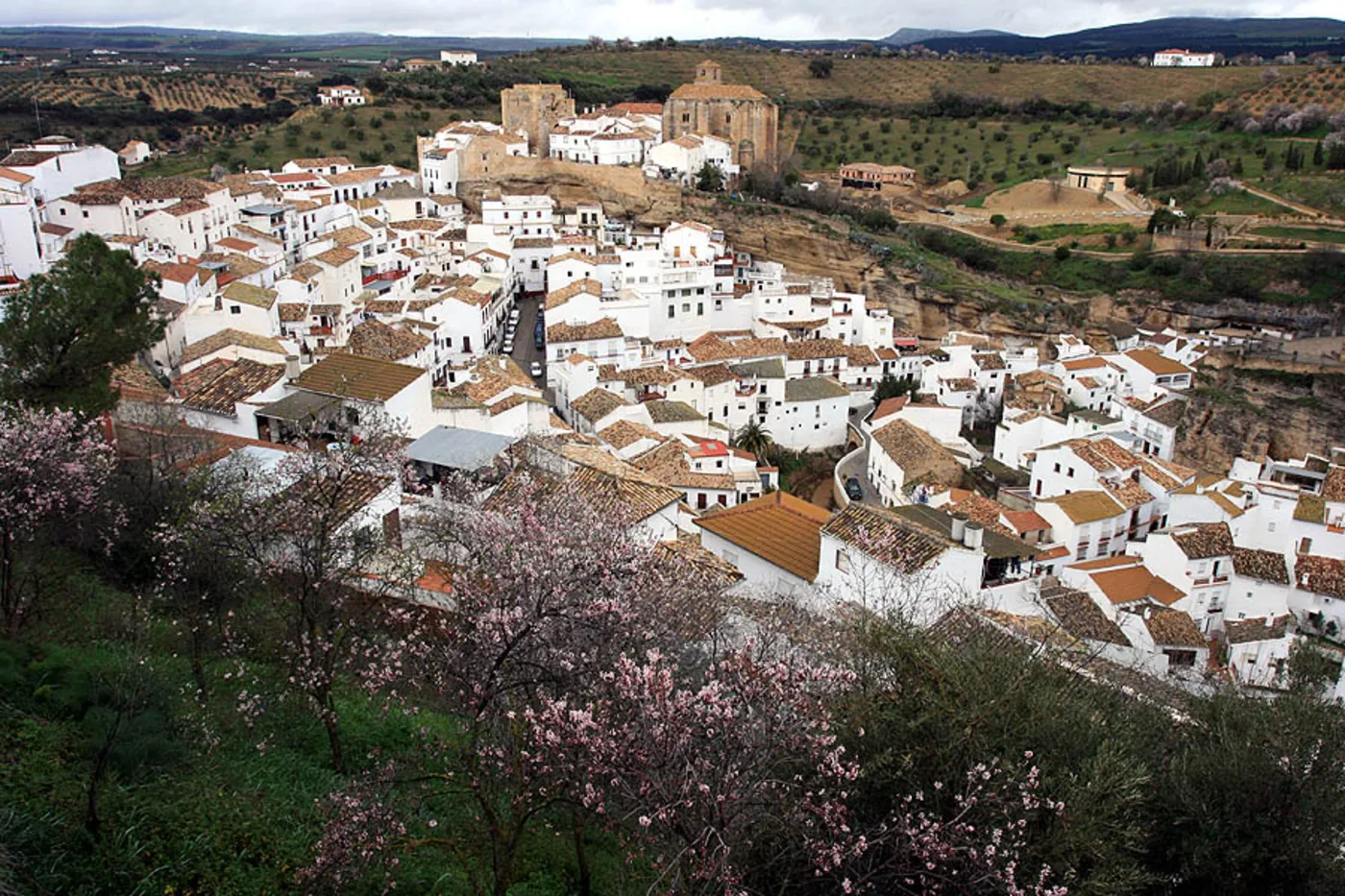 Setenil de las Bodegasin valkoinen kylä