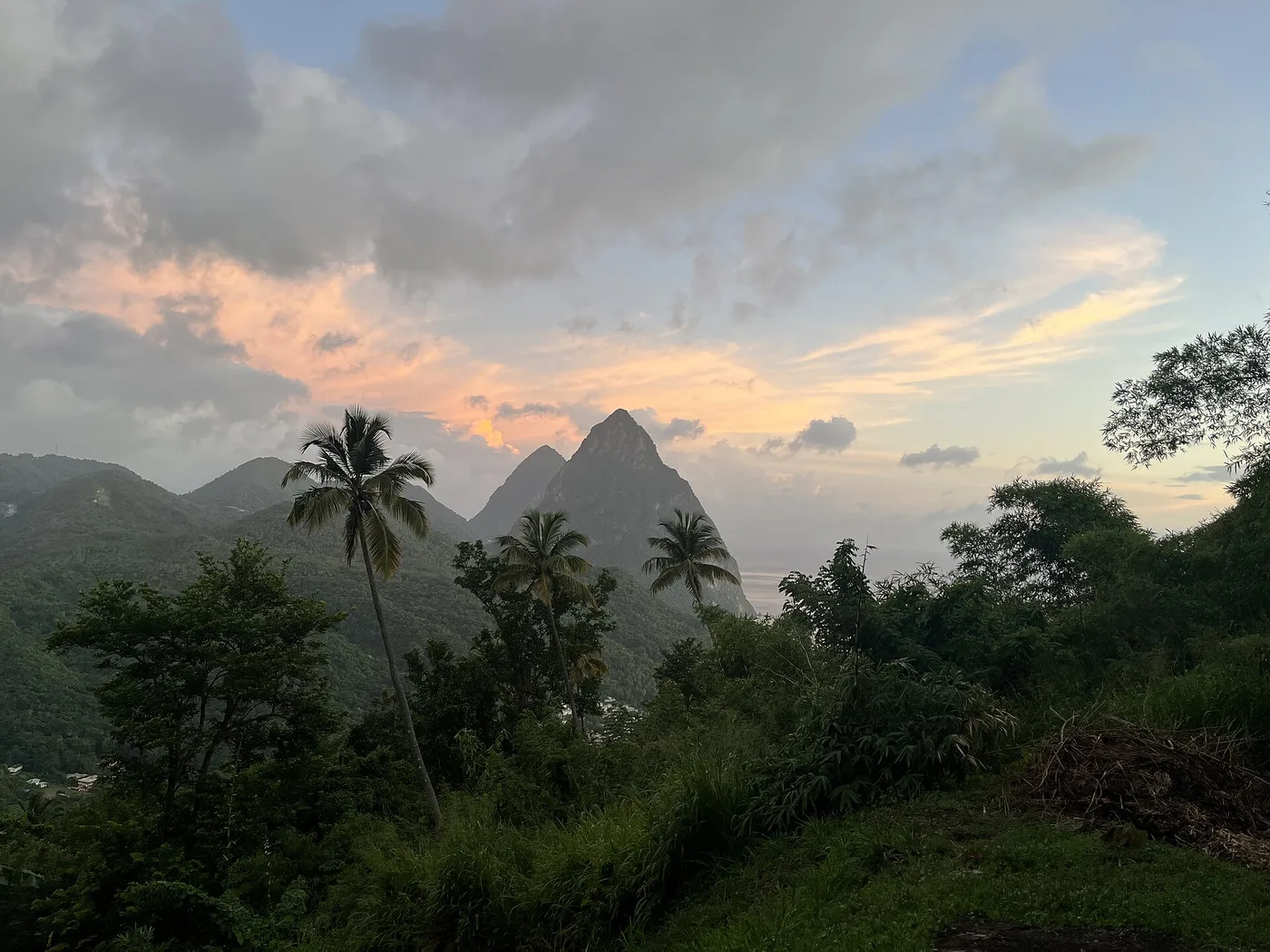 Pitons-vuoret auringonlaskussa