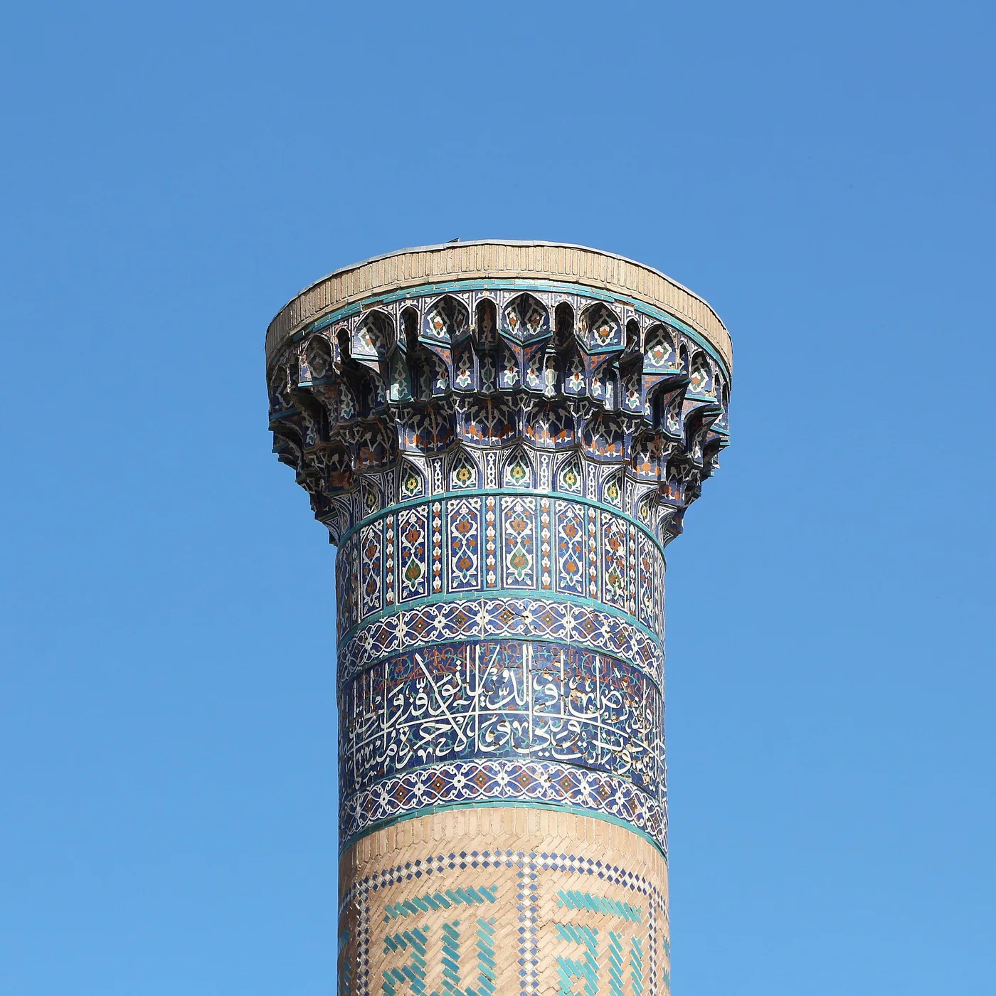 Gur-e-Amirin koristeltu minareetti