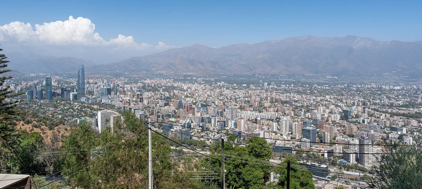 Santiagon panoraama ja Andit Cerro San Cristóbalilta