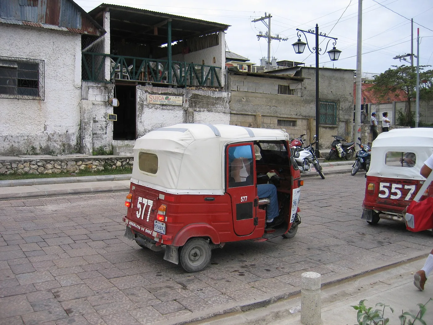 Tuk-tukit Floresin kaduilla