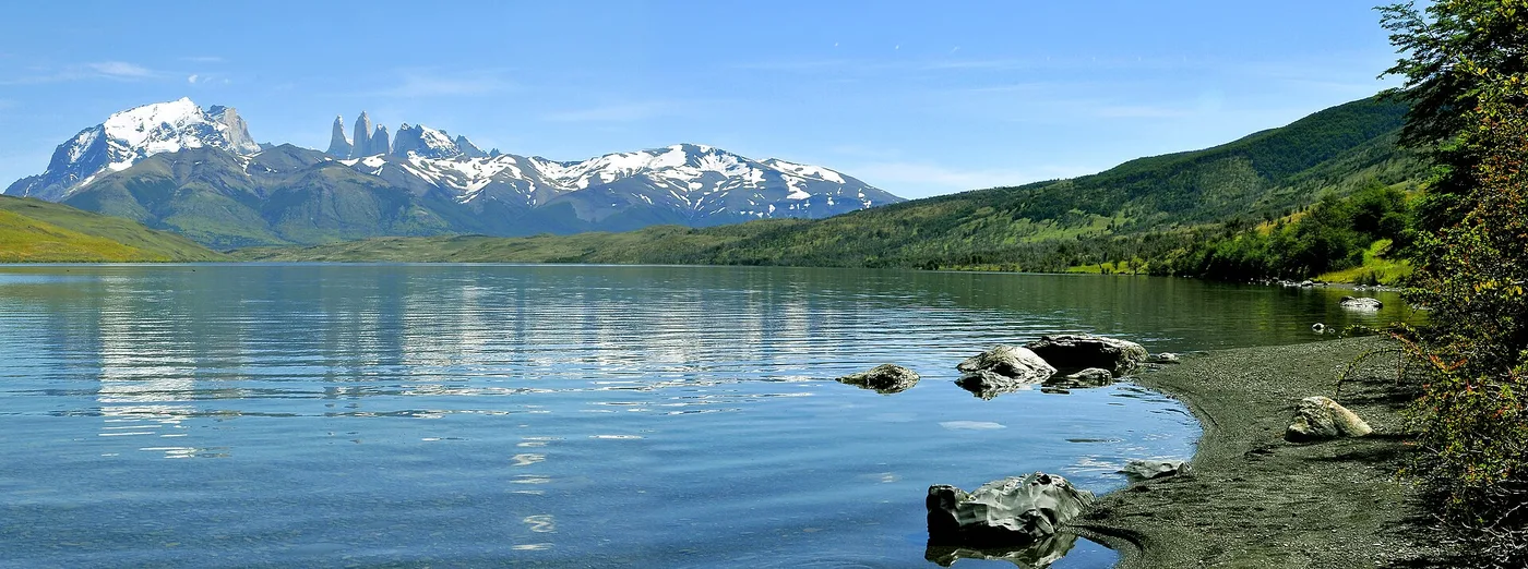 Vuoret heijastuvat Laguna Azuliin