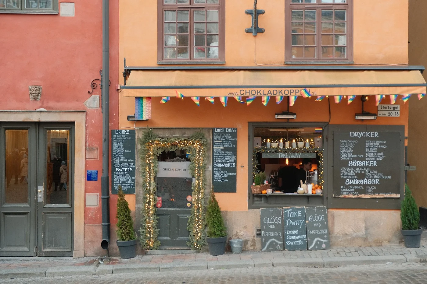 Värikäs kahvilanjulkisivu Gamla Stanissa