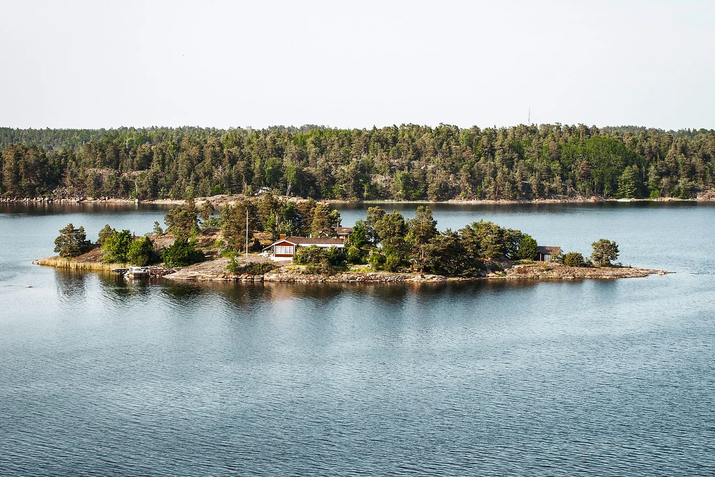 Metsäinen saari Tukholman saaristossa