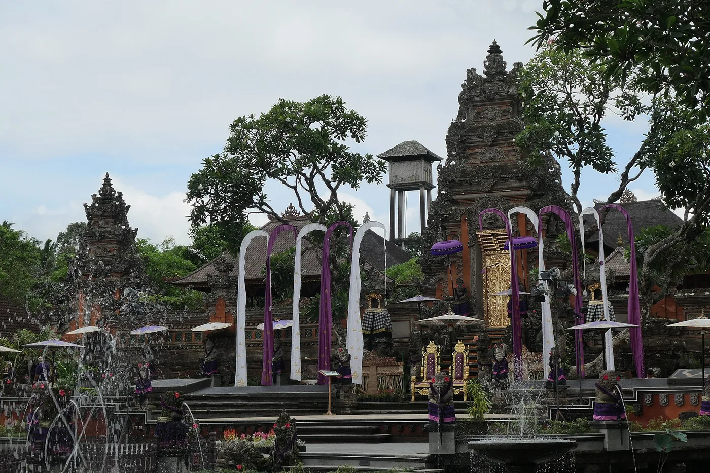 Ubudin palatsin ja Saraswati-temppelin portit