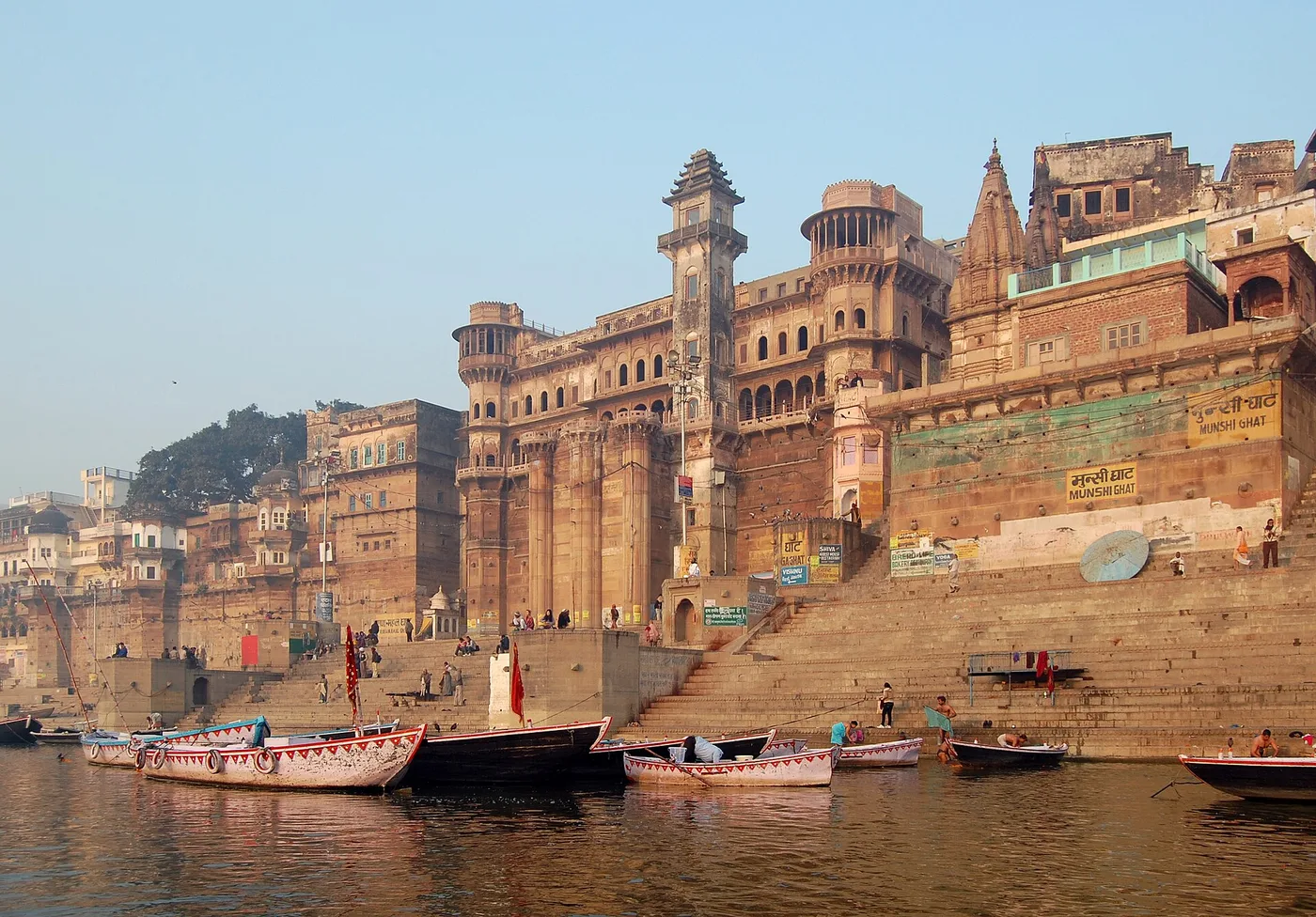Munshi Ghat ja jokivarren palatsit