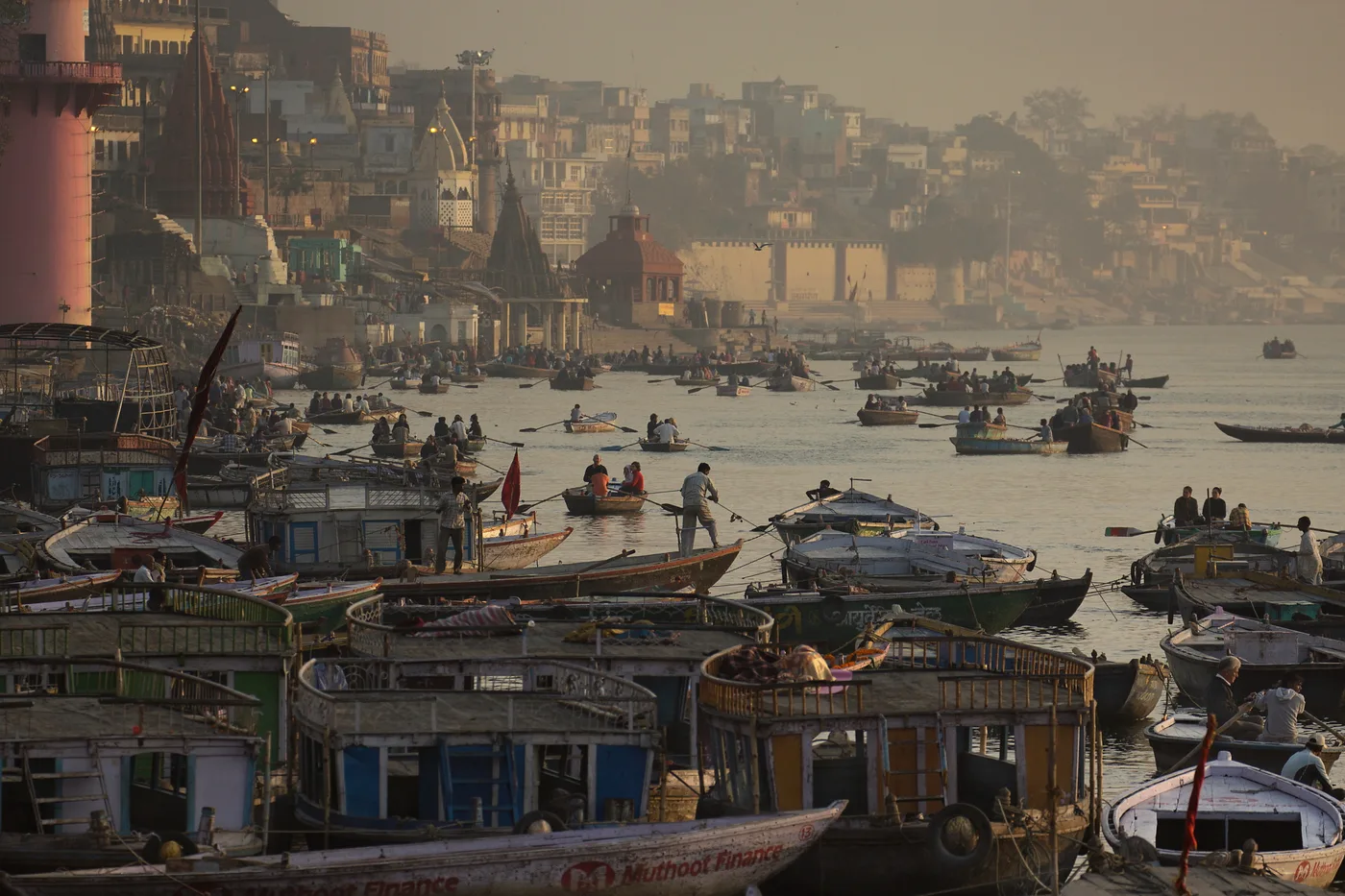 Scindia Ghat aamun valossa