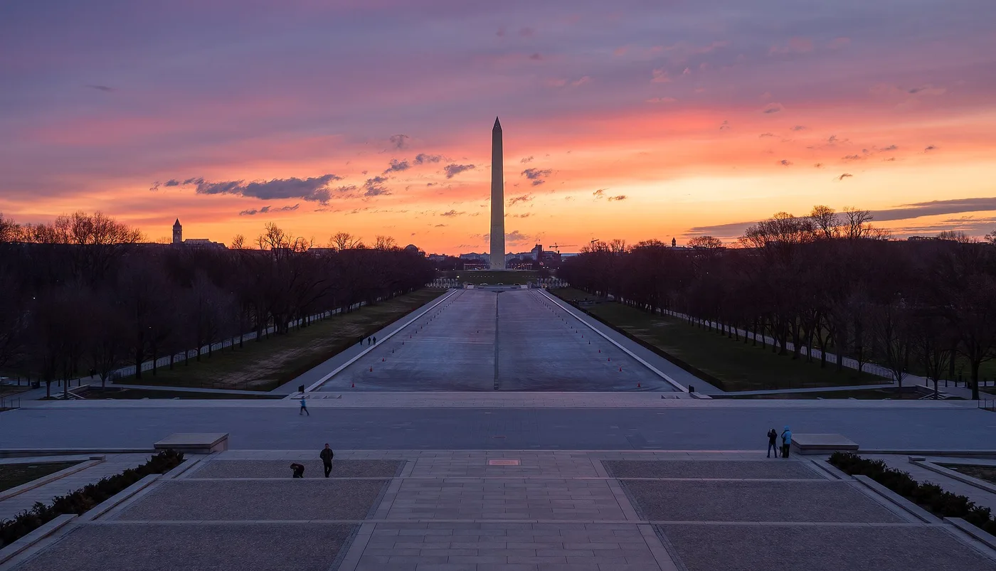 Washingtonin monumentti auringonnousussa
