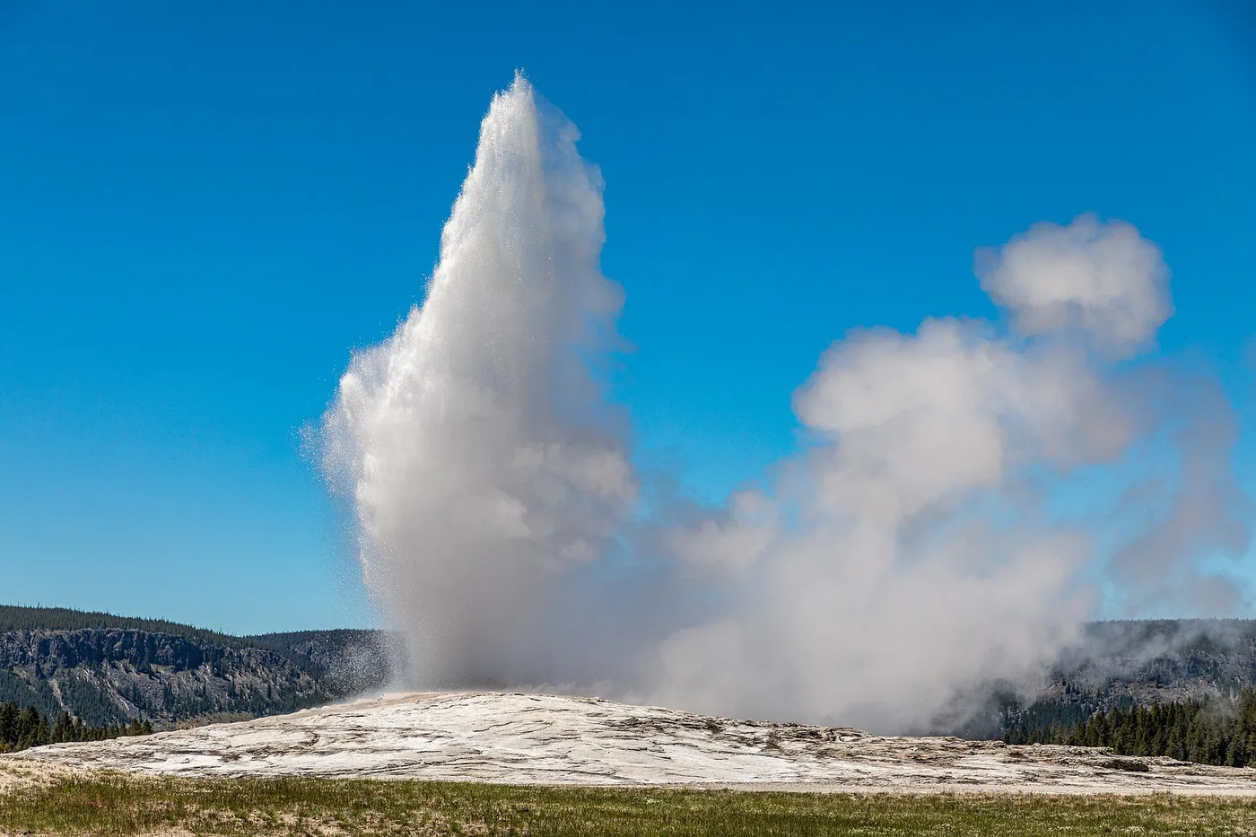 Old Faithful -geysirin purkaus