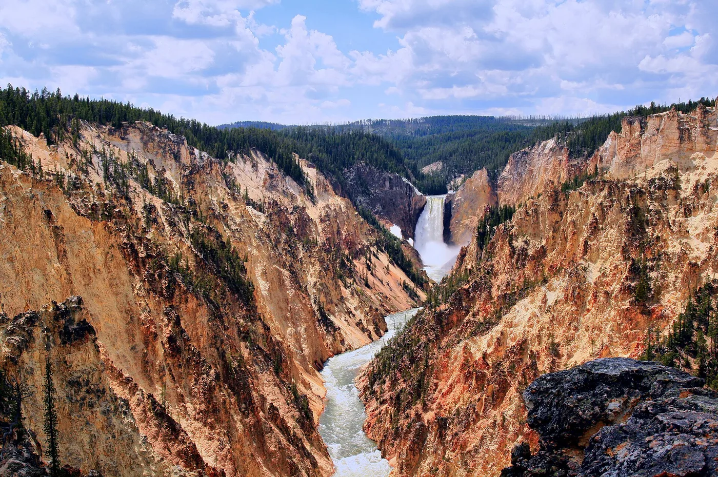 Yellowstonen Grand Canyon ja putous