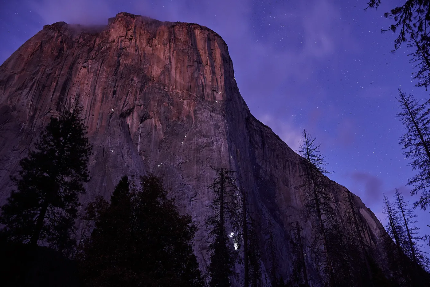 Kiipeilijöitä El Capitanilla yöllä